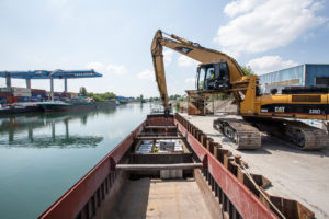 Chargement de 200T de pavé de béton sur la péniche