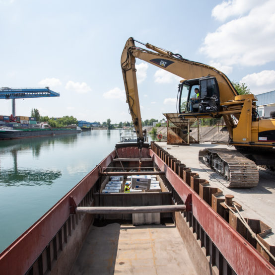 Chargement de 200T de pavé de béton sur la péniche