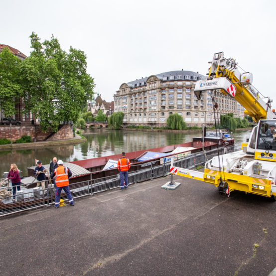 Déchargement de 200 tonnes de pavés au centre-ville de Strasbourg, Quai des Pêcheurs
