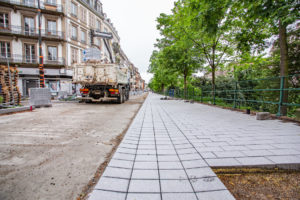 approvisionnement du chantier de voierie d'Eurovia, client de BTP Distribution de 1000 m2 de pavé de béton