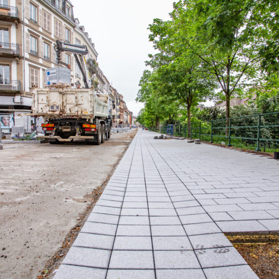 approvisionnement du chantier de voierie d'Eurovia, client de BTP Distribution de 1000 m2 de pavé de béton